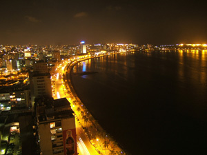 Visão noturna da Baía de Luanda - foto de Cristiano Arbex Valle
